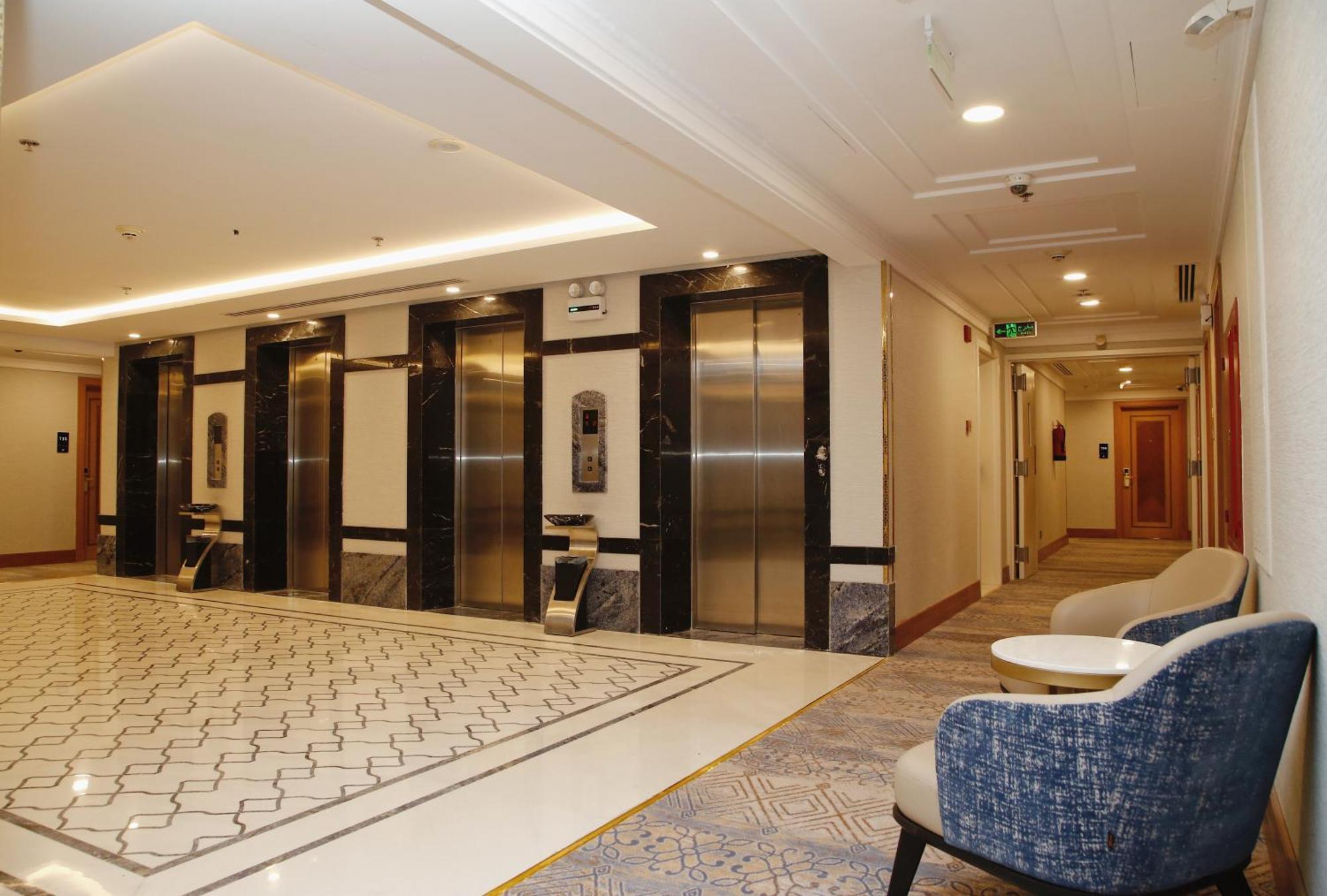 Hotel Maden Alrawda Medína Exteriér fotografie Elevators at the hotel
