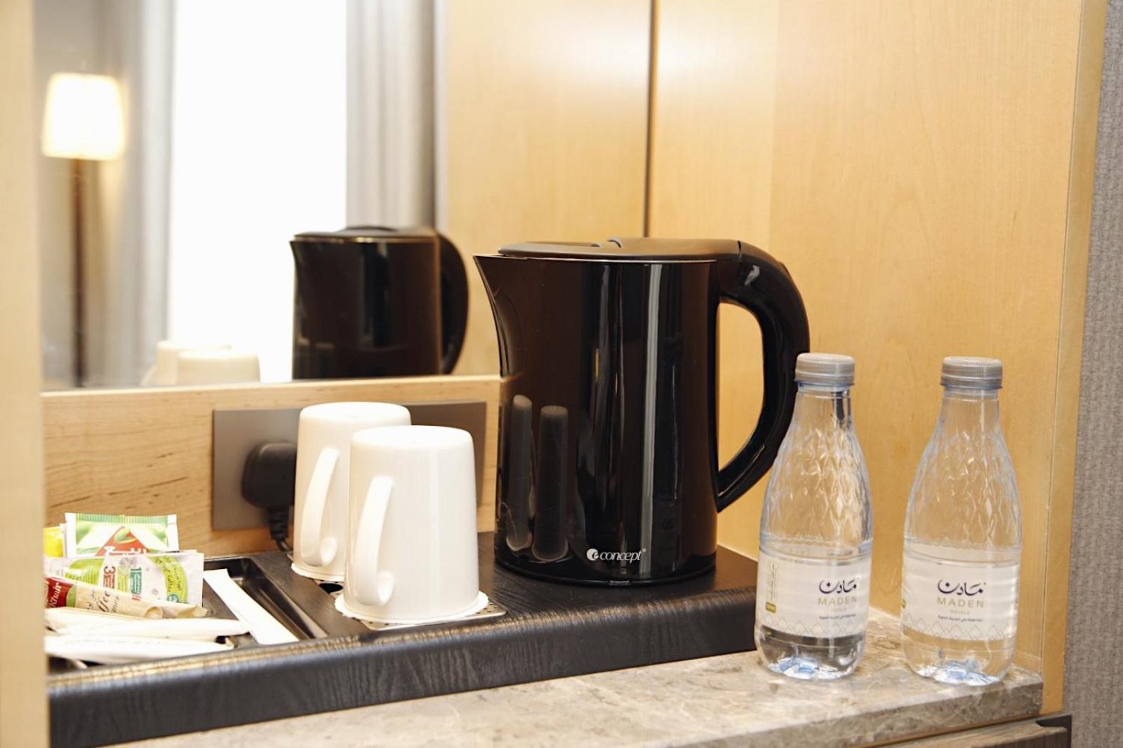 Hotel Maden Alrawda Medína Exteriér fotografie A kettle in a hotel room