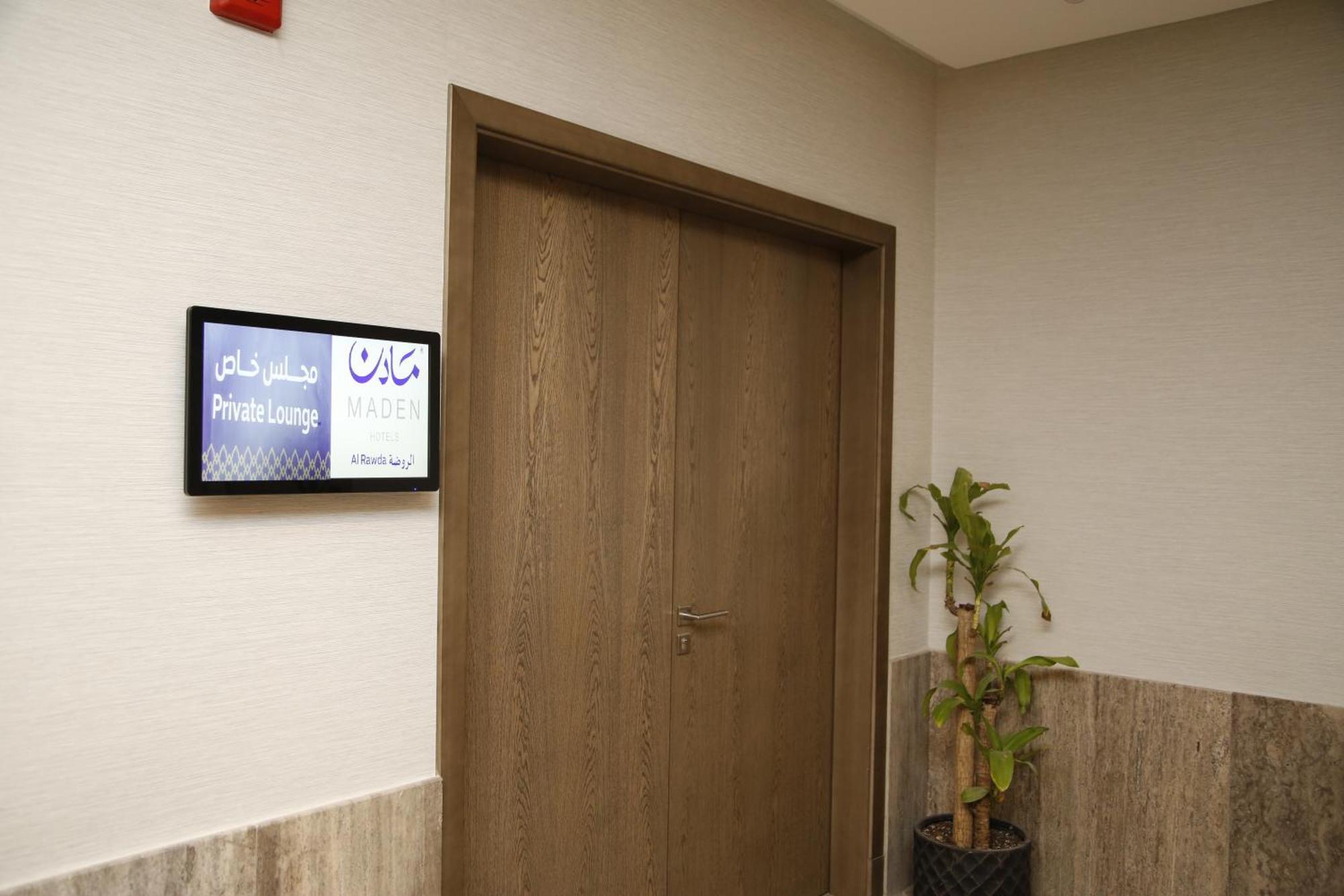 Hotel Maden Alrawda Medína Exteriér fotografie A digital signage screen in a hospital