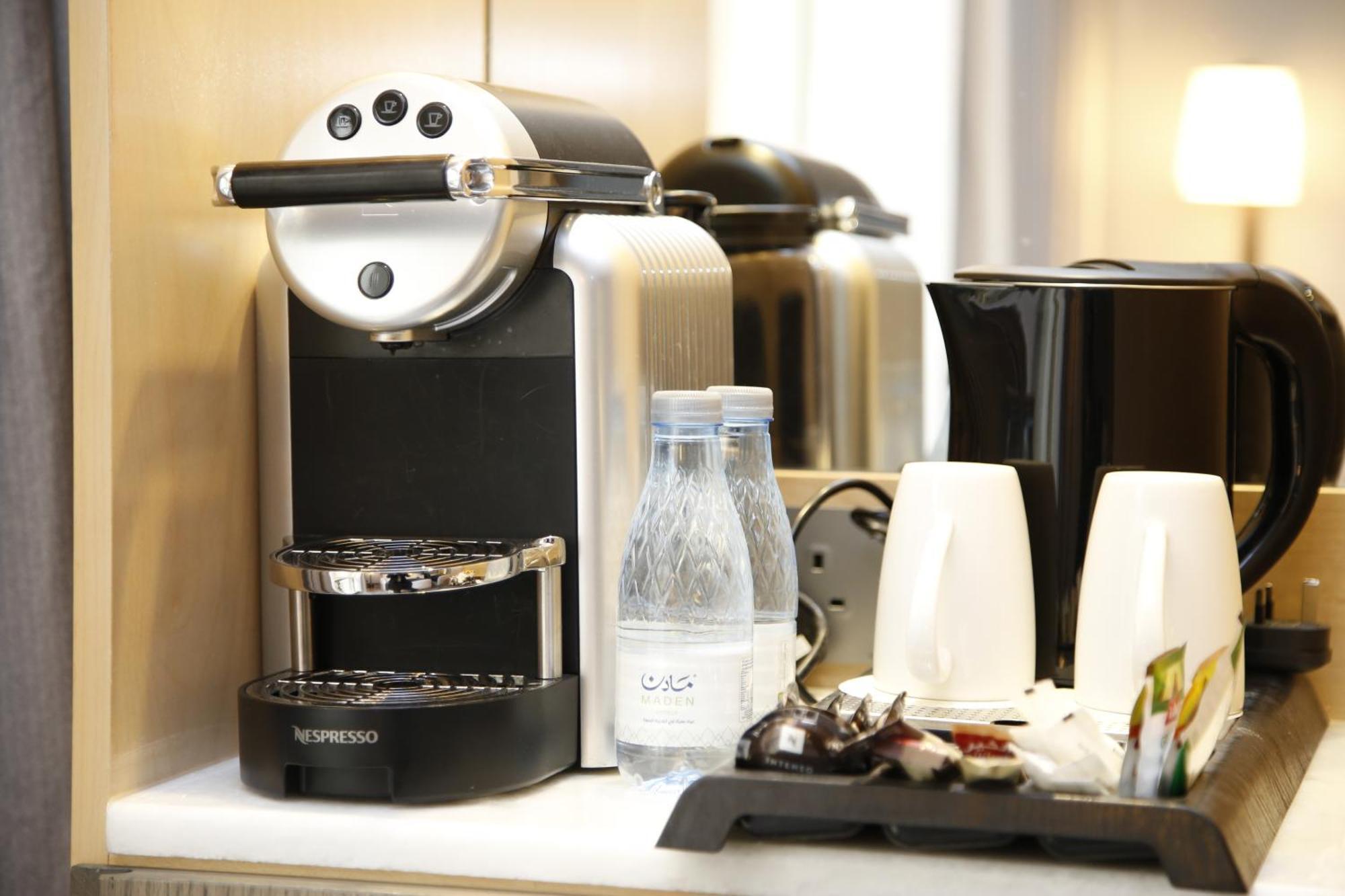Hotel Maden Alrawda Medína Exteriér fotografie A Nespresso coffee machine