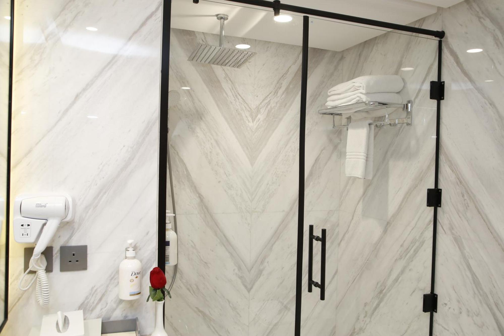 Hotel Maden Alrawda Medína Exteriér fotografie A shower door