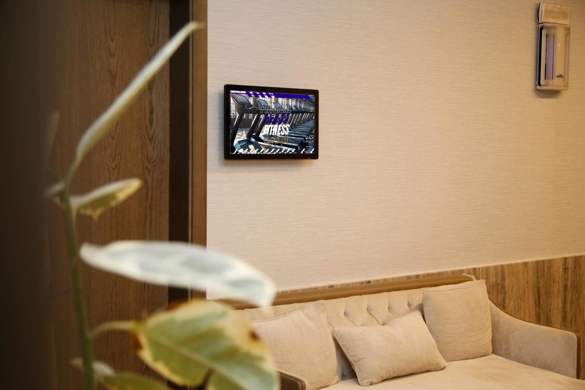 Hotel Maden Alrawda Medína Exteriér fotografie A wall-mounted tablet