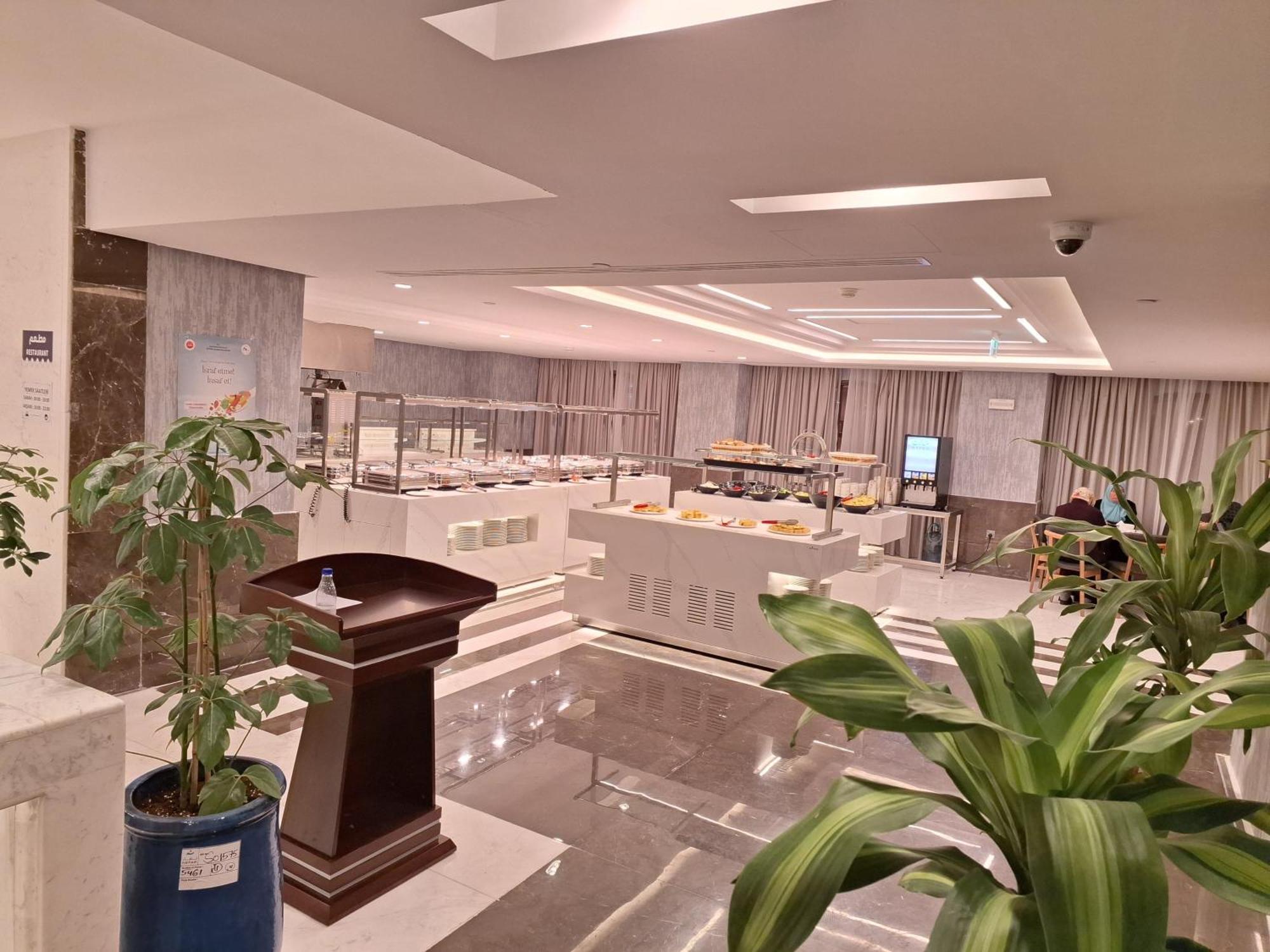 Hotel Maden Alrawda Medína Exteriér fotografie The lounge at the airport